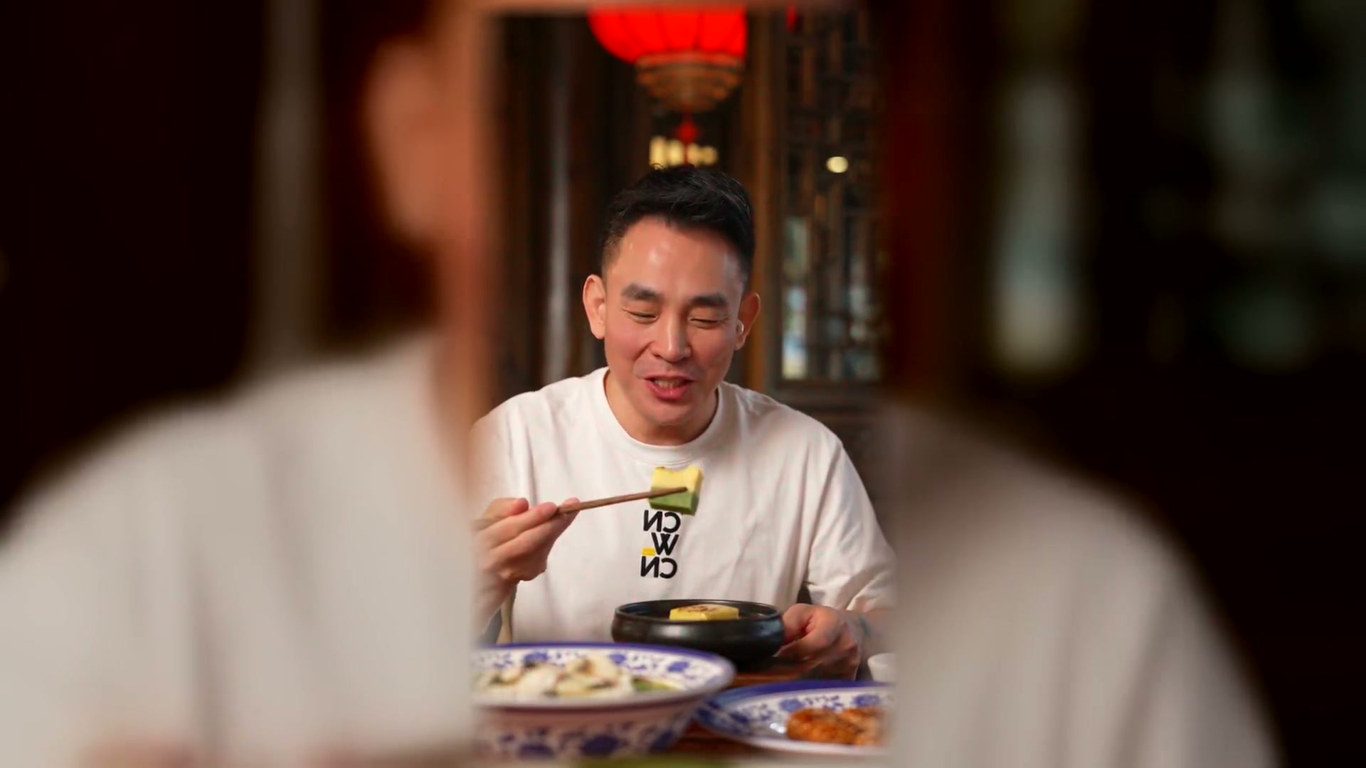 北京老街暮色，蓝调街巷与暖黄灯火，人间烟火升腾